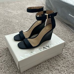 Beautiful ANN TAYLOR Navy Emmy Wedge Sandals Size 7.5 NEW IN BOX